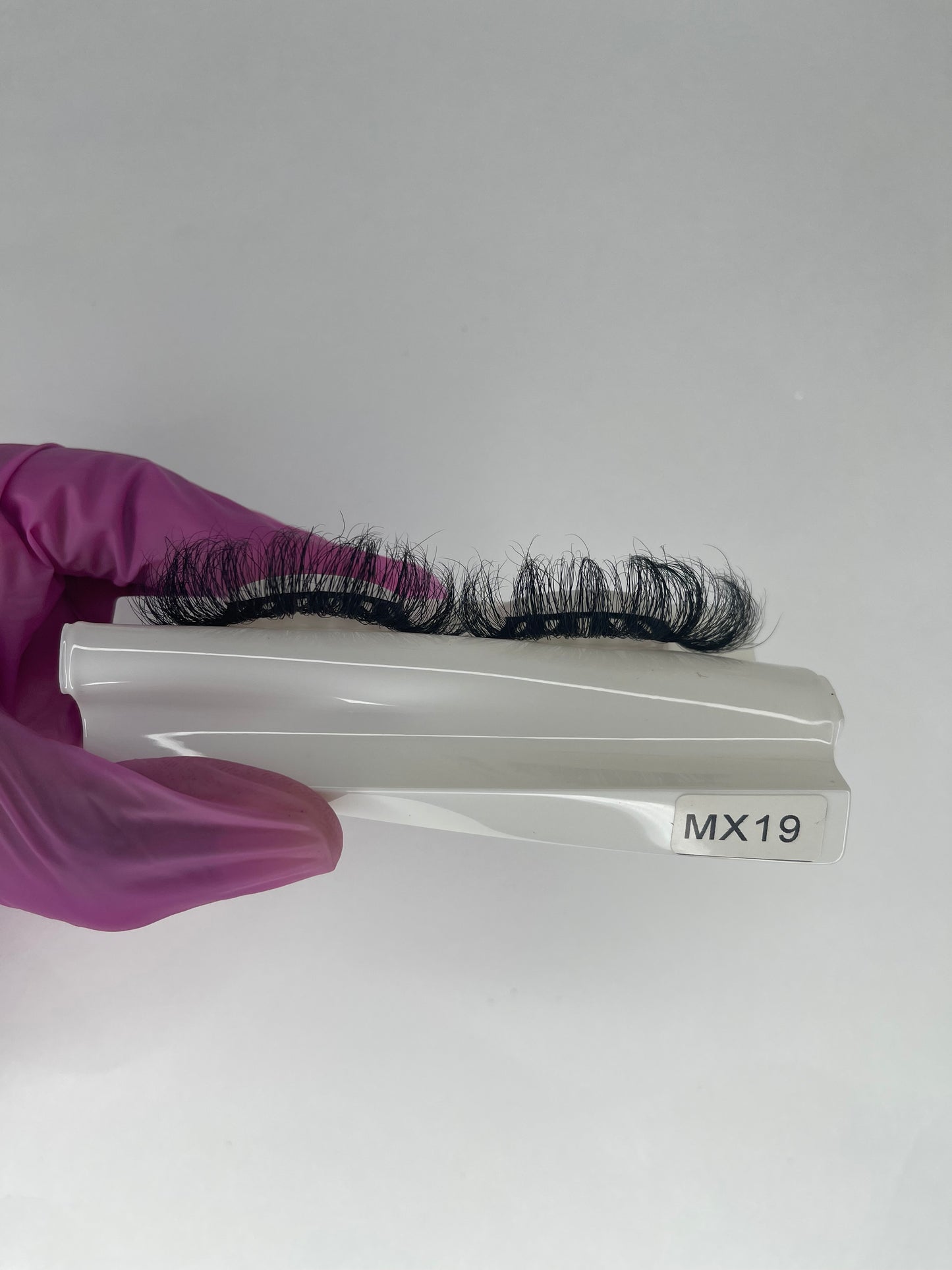 MX19: Luxurious 25mm Fluffy Mink Eyelashes with Long-lasting Volume